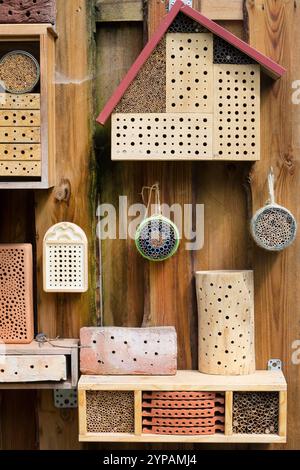 Verschiedene selbstgebaute Wildbienenhotels an einer Hausfassade, Deutschland Stockfoto