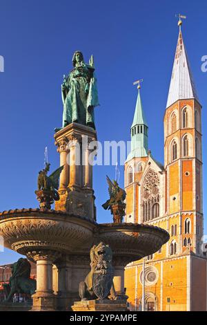 Heinrichs Brunnen zu Ehren Heinrichs des Löwen vor der Katharinenkirche, Deutschland, Niedersachsen, Braunschweig Stockfoto