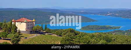 Schloss von Aiguines über dem Lac de Sainte-Croix, Frankreich, Alpes de Haute Provence, Parc naturel regional du Verdon Stockfoto