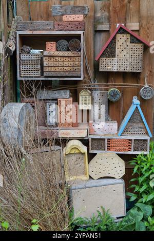 Verschiedene selbstgebaute Wildbienenhotels an einer Hausfassade, Deutschland Stockfoto