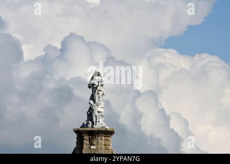 Statue unserer Lieben Frau vom Schiffbruch vor beeindruckenden Cumulus-Wolken, Frankreich, Bretagne, Pointe du Raz, Plogoff Stockfoto