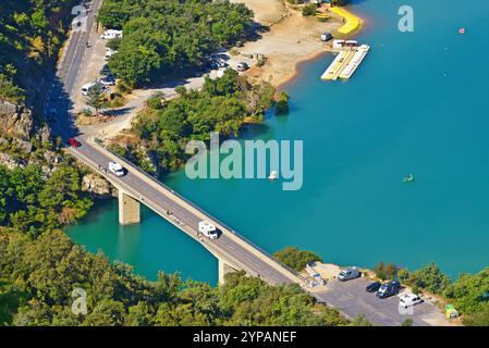 Der Lac de Sainte-Croix und die Brücke Pont du Galetas am Ende der Schlucht von Verdon, Frankreich, Alpes de Haute Provence, Verdonschlucht Stockfoto