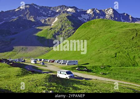 Wohnmobile auf einem Parkplatz am Col du Lautaret, Frankreich, Hautes Alpes Stockfoto