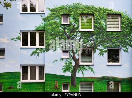 Wohnhaus mit lackiertem Baum an der Fassade nach energieeffizienter Sanierung, Deutschland, Nordrhein-Westfalen, Ruhrgebiet, Bochum Stockfoto