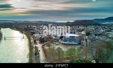 Inverness Highland Schottland Winterszene River Ness Bishops Road und Eden Court Theatre Stockfoto