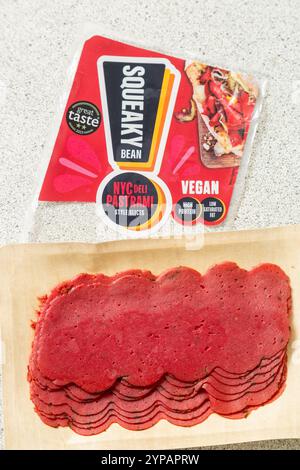 Quietschbohnen vegane Sandwichscheiben im Pastrami-Stil in der Verpackung. Stockfoto