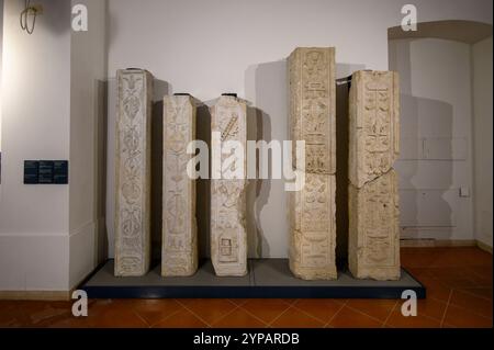 Brescia, Italien. Santa Giulia Museum, UNESCO-Weltkulturerbe. Artefakte, Statuen und Skulpturen aus der römischen Zeit. Stockfoto