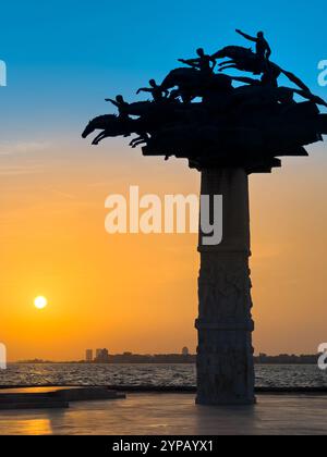 Izmir, Türkei - 3. Juli 2024: Die republikanische Baumstatue auf dem Izmir-Gundogdu-Platz Stockfoto