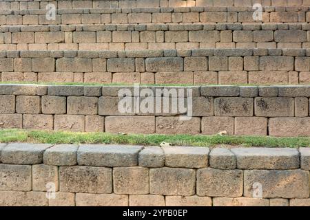 Hintergrund des Amphitheater-Sitzbereichs mit gestuften Steinstufen und malerischem Open-Air-Design Stockfoto