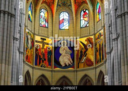 MADRID, SPANIEN - 24. MAI 2017: Dies ist eine Innenapsis der Kathedrale Santa Maria la Real de la Almudena. Stockfoto