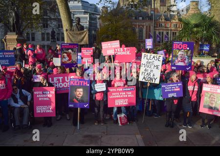 London, Großbritannien. November 2024. Anhänger des „Assisted Dying Bill“ kommen auf dem Parlamentsplatz zusammen, während Parlamentsmitglieder über das historische Gesetz zur Legalisierung von „Assisted Dying Bill“ debattieren und abstimmen. Quelle: Vuk Valcic/Alamy Live News Stockfoto