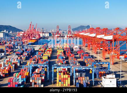 Das Foto vom 29. November 2024 zeigt die Arbeitsszene eines Containerterminals am Hafen Lianyungang in der Provinz Jiangsu in Ostchina. Stockfoto