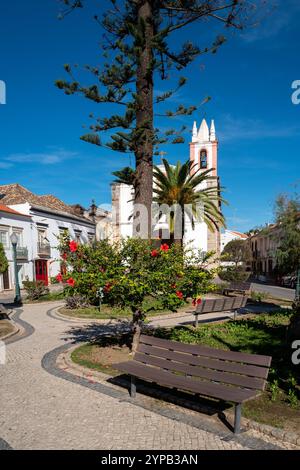 António Padinha mit Statue des Bischofs Dom Marcelino Franco und Igreja de Nossa Senhora da Ajuda ou de São Paulo im Hintergrund Stockfoto