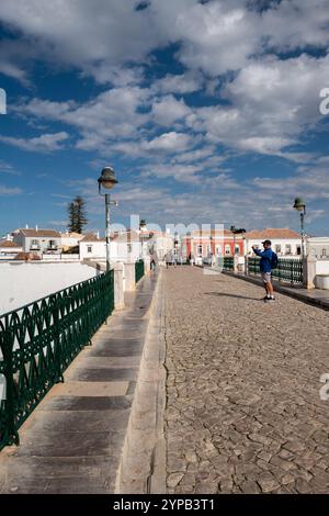 Die mittelalterliche Brücke Ponte Romano mit sieben Bögen, die 1667 errichtet wurde und seit den Überschwemmungsschäden 1989 für den motorisierten Verkehr gesperrt wurde, Tavira, Algarve Stockfoto