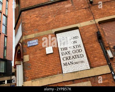 "Und am sechsten Tag schuf Gott Manchester", Wandschild im nördlichen Viertel, Stockfoto