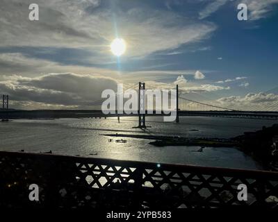 Die Two Forth Road Bridges, erschossen von einem Zug auf der Eisenbahnbrücke, Queensferry, nördlich von Edinburgh, Schottland, Großbritannien Stockfoto