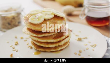 Bild der Pfannkuchen auf dem Tisch mit Sirup und Bananen Stockfoto