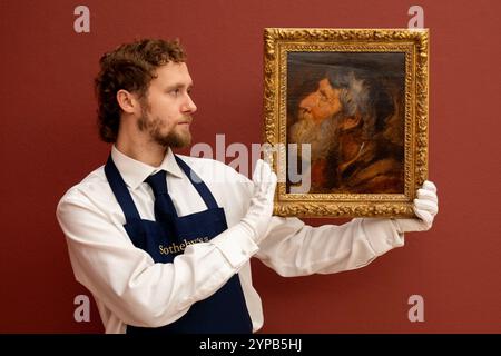 An Art Handlers hält Sir Peter Paul Rubens' Hauptstudie über einen bärtigen, älteren Mann im Profil, geschätzte £ 300.000 - £ 500.000, während eines Fotobesuchs für Highlights von Sotheby's Comcoming Old Masters and 19th Century Paintings Sale, das Werke von George Stubbs, Botticelli, Artemisia Gentileschi und Rubens in Sotheby's, New Bond Street Galleries, London enthält. Bilddatum: Freitag, 29. November 2024. Stockfoto