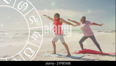 Horoskopbild über glückliches Seniorenpaar, das Yoga am Strand praktiziert Stockfoto