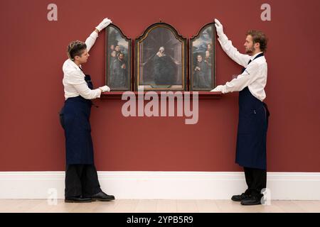 Kunstschaffende halten Pieter Claeissens’ Triptychon „die Jungfrau des Schmerzes und kniende Spenderfiguren“, geschätzte £ 1.500.000 bis £ 2.000.000, während eines Fotoaufrufs für Höhepunkte von Sotheby's Comcoming Old Masters and 19th Century Paintings Sale, das Werke von George Stubbs, Botticelli, Artemisia Gentileschi und Rubens in Sotheby's, New Bond Street Galleries, London enthält. Bilddatum: Freitag, 29. November 2024. Stockfoto