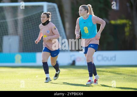 Lucy Bronze (links) während eines Trainings im Londoner Lensbury. Bilddatum: Freitag, 29. November 2024. Stockfoto