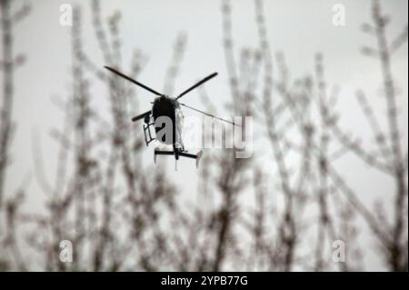 STANSTED, GROSSBRITANNIEN - 26.04.2016. Der Hubschrauber der Metropolitan Police sorgt für Sicherheit am Flughafen Stansted für Präsident Barack Obamas Staatsbesuch in Großbritannien. Stockfoto