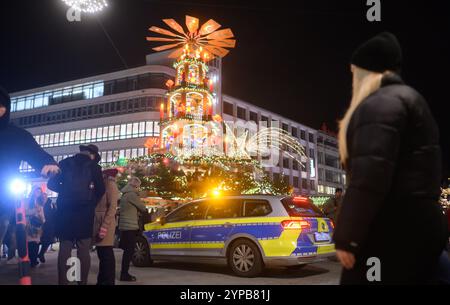 Hannover, Deutschland. November 2024. Ein Polizeiauto steht vor der Weihnachtspyramide auf der Kröpcke im Stadtzentrum. Quelle: Julian Stratenschulte/dpa/Alamy Live News Stockfoto