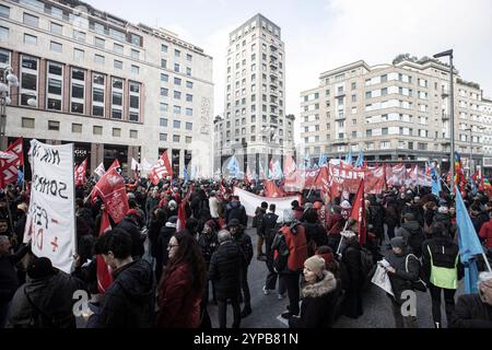 Mailand, Italien. November 2024. Concentramento del corteo di Cgil e UIL in occasione dello sciopero generaleMilano - Italia - Cronaca Venerd&#xec;, 29 Novembre, 2024 (Foto di Marco Ottico/Lapresse) Cgil und UIL Prozession anlässlich des Generalstreiks Mailand, Italien - News Freitag, 29. November 2024 (Foto von Marco Ottico/Lapresse) Credit: LaPresse/Alamy Live News Stockfoto