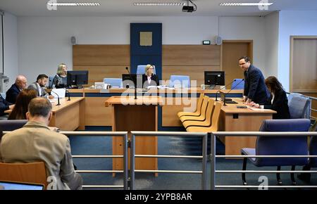 Zlin, Tschechische Republik. November 2024. Das Bezirksgericht in Zlin entscheidet, ob die Rechtsfähigkeit des Geschäftsmannes Michal Redl, Hauptangeklagter im Fall Dosimeter Korruption, auf Antrag von Redls Bruder in Zlin, Tschechische Republik, am 29. November 2024 eingeschränkt werden soll. Auf der rechten Seite befindet sich Pavel Pechanec, Anwalt des Geschäftsmannes Michal Redl. Quelle: Dalibor Gluck/CTK Photo/Alamy Live News Stockfoto