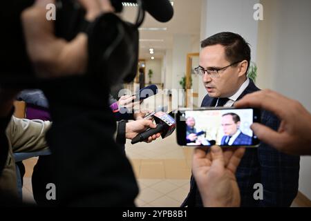 Zlin, Tschechische Republik. November 2024. Das Bezirksgericht in Zlin entscheidet, ob die Rechtsfähigkeit des Geschäftsmannes Michal Redl, Hauptangeklagter im Fall Dosimeter Korruption, auf Antrag von Redls Bruder in Zlin, Tschechische Republik, am 29. November 2024 eingeschränkt werden soll. Pavel Pechanec, Anwalt des Geschäftsmannes Michal Redl. Quelle: Dalibor Gluck/CTK Photo/Alamy Live News Stockfoto