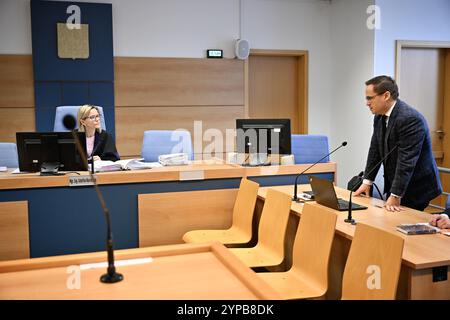 Zlin, Tschechische Republik. November 2024. Das Bezirksgericht in Zlin entscheidet, ob die Rechtsfähigkeit des Geschäftsmannes Michal Redl, Hauptangeklagter im Fall Dosimeter Korruption, auf Antrag von Redls Bruder in Zlin, Tschechische Republik, am 29. November 2024 eingeschränkt werden soll. Pavel Pechanec, Anwalt des Geschäftsmannes Michal Redl. Quelle: Dalibor Gluck/CTK Photo/Alamy Live News Stockfoto