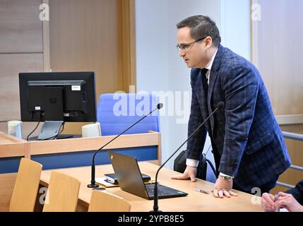 Zlin, Tschechische Republik. November 2024. Das Bezirksgericht in Zlin entscheidet, ob die Rechtsfähigkeit des Geschäftsmannes Michal Redl, Hauptangeklagter im Fall Dosimeter Korruption, auf Antrag von Redls Bruder in Zlin, Tschechische Republik, am 29. November 2024 eingeschränkt werden soll. Pavel Pechanec, Anwalt des Geschäftsmannes Michal Redl. Quelle: Dalibor Gluck/CTK Photo/Alamy Live News Stockfoto