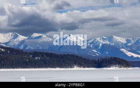 Hungry Horse Reservoir im Winter im Flathead National Forest, Montana, USA Stockfoto