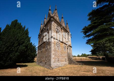 Die Triangular Lodge ist eine Klasse I, die von Sir Thomas Tresham entworfen und zwischen 1593 und 1597 in der Nähe von Rushton in Northamptonshire gebaut wurde Stockfoto