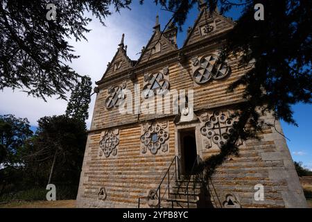 Die Triangular Lodge ist eine Klasse I, die von Sir Thomas Tresham entworfen und zwischen 1593 und 1597 in der Nähe von Rushton in Northamptonshire gebaut wurde Stockfoto