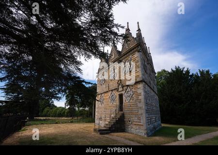 Die Triangular Lodge ist eine Klasse I, die von Sir Thomas Tresham entworfen und zwischen 1593 und 1597 in der Nähe von Rushton in Northamptonshire gebaut wurde Stockfoto