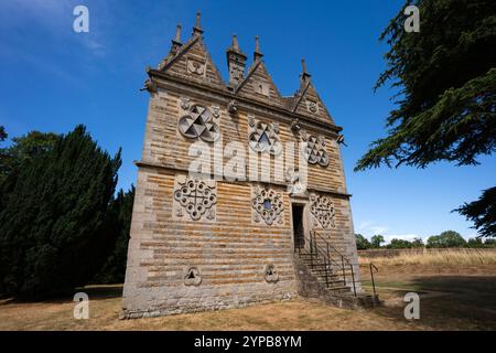 Die Triangular Lodge ist eine Klasse I, die von Sir Thomas Tresham entworfen und zwischen 1593 und 1597 in der Nähe von Rushton in Northamptonshire gebaut wurde Stockfoto