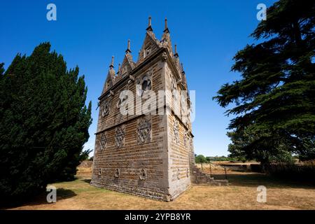 Die Triangular Lodge ist eine Klasse I, die von Sir Thomas Tresham entworfen und zwischen 1593 und 1597 in der Nähe von Rushton in Northamptonshire gebaut wurde Stockfoto