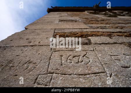 Die Triangular Lodge ist eine Klasse I, die von Sir Thomas Tresham entworfen und zwischen 1593 und 1597 in der Nähe von Rushton in Northamptonshire gebaut wurde Stockfoto