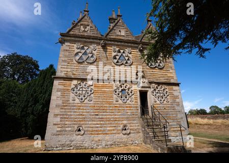 Die Triangular Lodge ist eine Klasse I, die von Sir Thomas Tresham entworfen und zwischen 1593 und 1597 in der Nähe von Rushton in Northamptonshire gebaut wurde Stockfoto