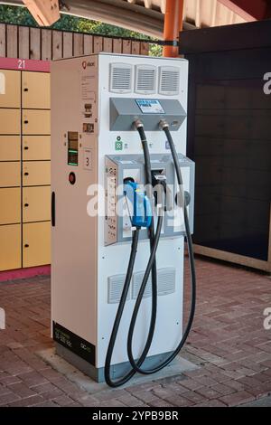 11. August 2022: Erneuerbare Energien in den Niederlanden: Eine Mehrfachsteckdose-EV-Ladestation an einer Tankstelle unter einem Vordach bei Hoogeveen. Stockfoto