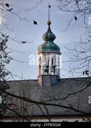 Nahaufnahme der historischen Kirche (1687) in Lage, Deutschland, an der niederländischen Grenze, Fokus auf den zentralen Uhrenturm unter einem Abendhimmel. Stockfoto