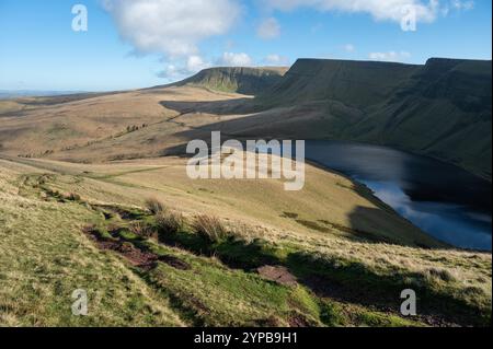 Llyn y Fan Fach und die Gipfel von Picws du und Fan Foel aus Pant tyle Gwyn, Carmarthenshire, Wales, Großbritannien Stockfoto