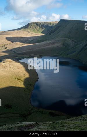 Llyn y Fan Fach und die Gipfel von Picws du und Fan Foel aus Pant tyle Gwyn, Carmarthenshire, Wales, Großbritannien Stockfoto