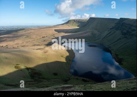 Llyn y Fan Fach und die Gipfel von Picws du und Fan Foel aus Pant tyle Gwyn, Carmarthenshire, Wales, Großbritannien Stockfoto