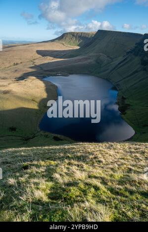 Llyn y Fan Fach und die Gipfel von Picws du und Fan Foel aus Pant tyle Gwyn, Carmarthenshire, Wales, Großbritannien Stockfoto