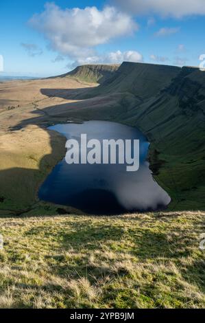 Llyn y Fan Fach und die Gipfel von Picws du und Fan Foel aus Pant tyle Gwyn, Carmarthenshire, Wales, Großbritannien Stockfoto