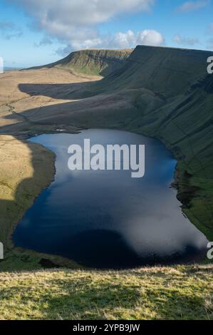 Llyn y Fan Fach und die Gipfel von Picws du und Fan Foel aus Pant tyle Gwyn, Carmarthenshire, Wales, Großbritannien Stockfoto