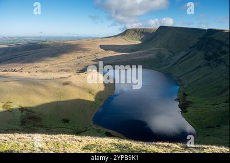 Llyn y Fan Fach und die Gipfel von Picws du und Fan Foel aus Pant tyle Gwyn, Carmarthenshire, Wales, Großbritannien Stockfoto