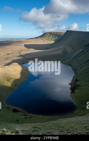 Llyn y Fan Fach und die Gipfel von Picws du und Fan Foel aus Pant tyle Gwyn, Carmarthenshire, Wales, Großbritannien Stockfoto